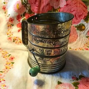 Vintage measuring Sifter